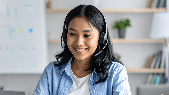 ヘッドセットをつけて微笑むフィリピン人女性講師の写真