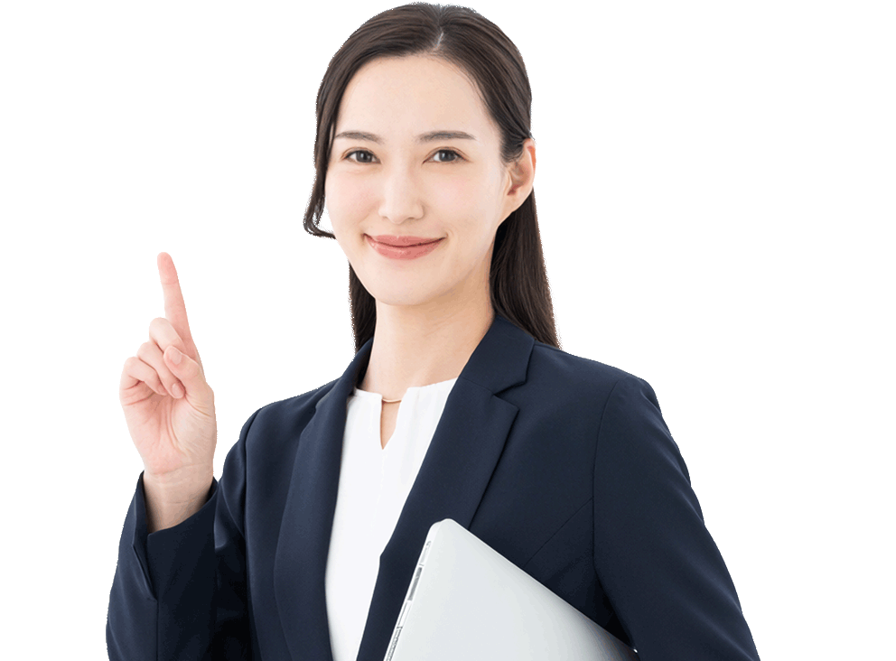 明るく広いオフィス空間で、英会話コーチがPCを抱え微笑んでいる