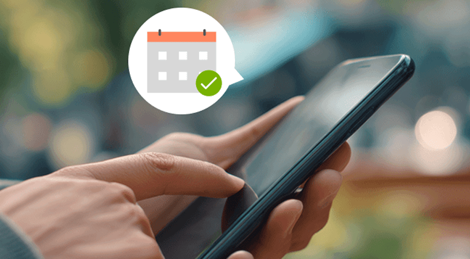スマートフォンでカレンダーを操作し、予定を確認している様子