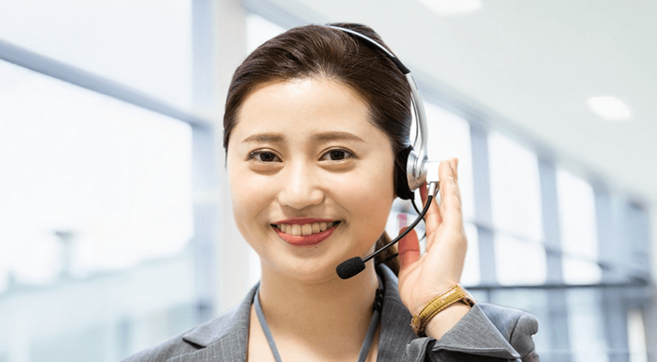 ヘッドセットを付けた笑顔の女性英会話コーチ