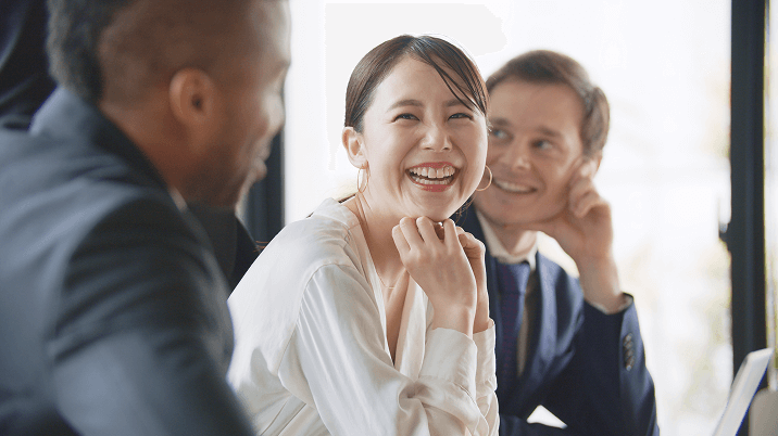 日本人女性と同僚の外国人が楽しそうに会話している