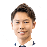 スーツ姿の若い男性の顔写真