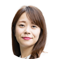 微笑んでいる30代女性