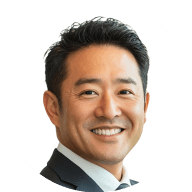 スーツ姿で微笑む40代男性